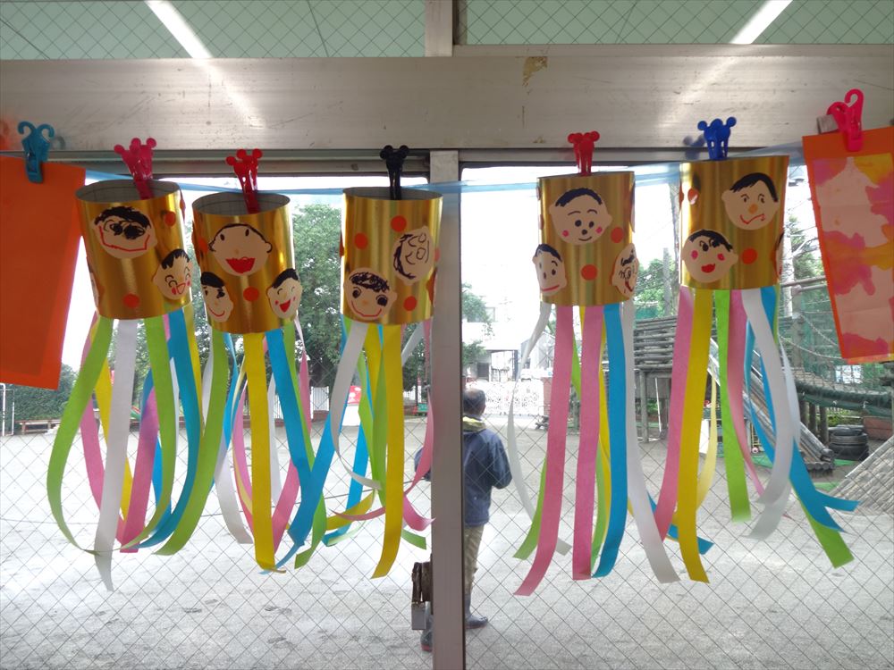 今回ご紹介するのは、 4・5歳児向けの七夕製作🎋 カラーホイルやスパンコールで 華やかな七夕飾りです✨🌈======================= 今回は @birthdayplanner_watako さんの投稿を紹介させていただきました🌷みなさんの製作や保育関連の投稿に @hoikurashi をタグ付けし