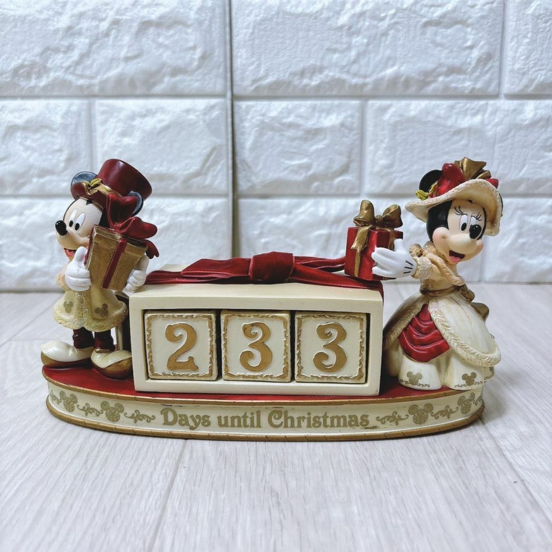 かわいいキャラクターのクリスマスアドベントカレンダー。カウントダウンカレンダー。Premiumベクトル素材