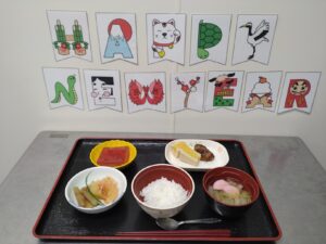 大晦日から三が日は年末年始らしいお食事が並び、患者様、入居者様に好評の声を頂きました🥰🎍 元旦のおせち料理をはじめ、お正月ならではの彩り豊かなお食事は見ているだけでもおなかが空いてきそうです😋🎵大晦日の年越し蕎麦は、大きな海老天が食欲をそそり、入居者様