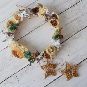 100均素材で10分で出来る簡単クリスマスリースの作り方不器用さんのハンドメイド