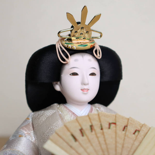 折り紙の扇子に雛人形を飾ってみました🎎🌸 2枚目はうさぎちゃんと桃の花で飾った扇子＊ 3枚目は動物たちが扇子で遊んでいます＊春は桜や菜の花模様、夏は花火や金魚の模様など、扇子に使う折り紙の柄を季節に合わせて変えるのも楽しそうです♪扇子雛人形桃の