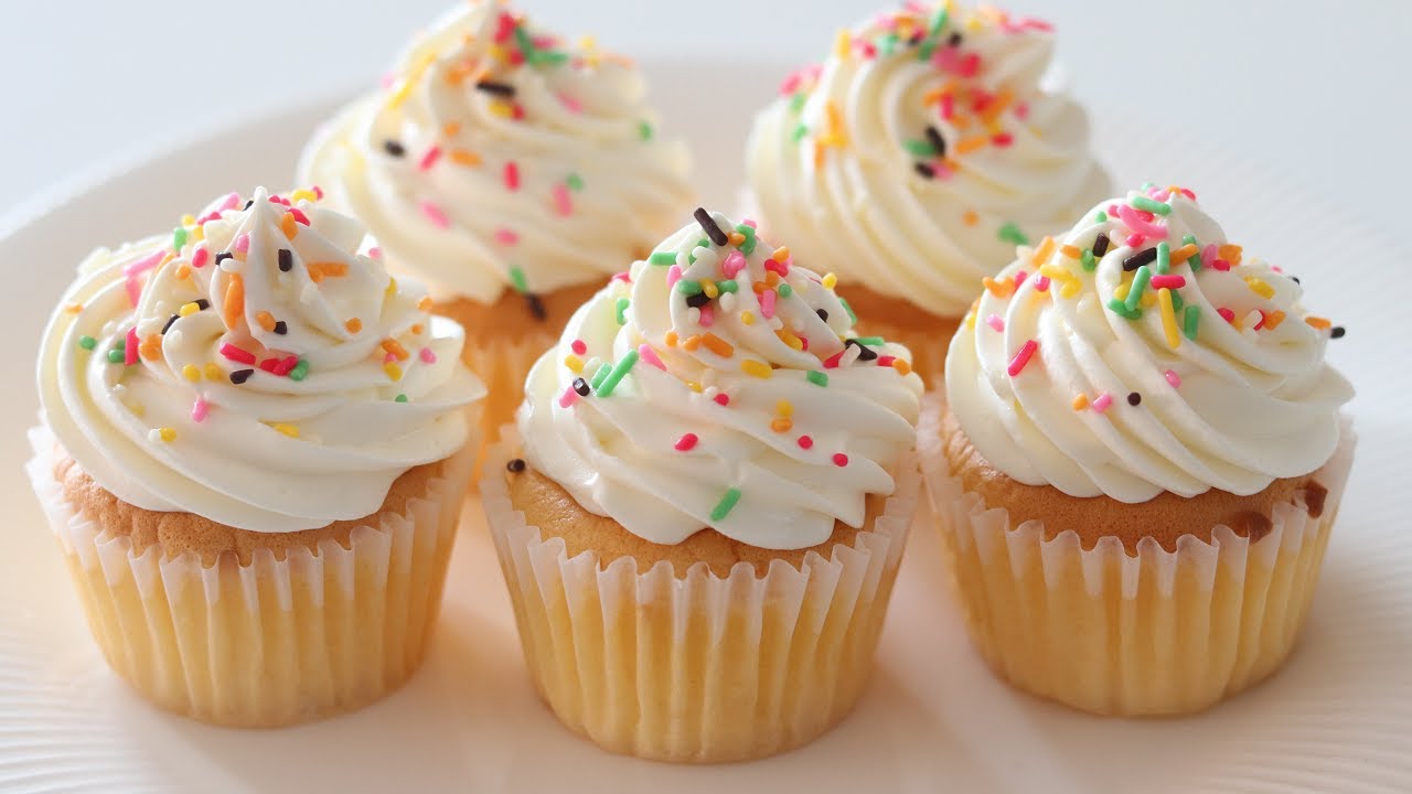 カップケーキがあれば, パーティーのはじまり🥂, Happy Birthday 🎈🎈🎈🎉, チョコレートのプレートに,お名前をお入れします, ご来店でも。ネットショップでも。, かわいくて美味しくって、, みんなが笑顔になるカップケーキ🧁, お誕生日おめでとう💕,.,nycupcakes,cupcake,ニューヨークカップケーキ,下北沢,カップケーキ ,