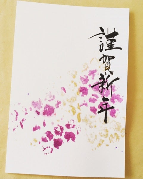 年賀状のお手本です！ 絵手紙好きな方 巳年の年賀状デザインに困っている方 良かったら 真似して描いてみてくださいね！^_^年賀状イラスト年賀状デザイン巳年イラスト巳年年賀状絵手紙 手書き葉書絵
