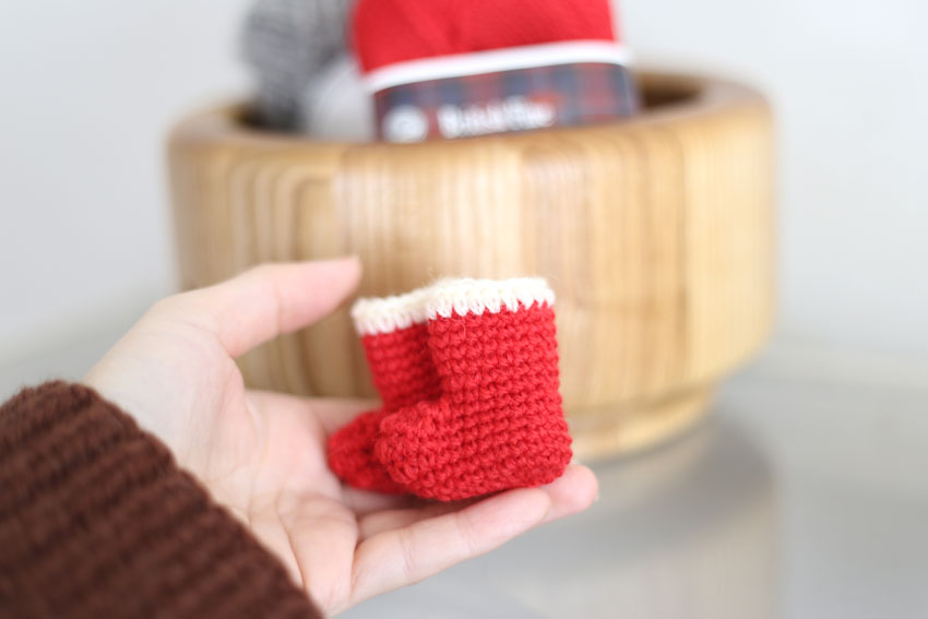 編み物記録クリスマス飾りにサンタのブーツを編みました海と糸
