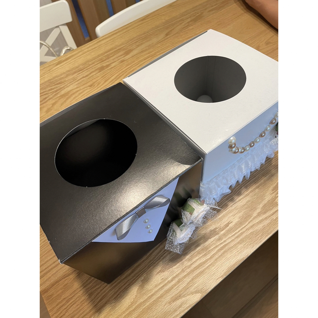 くじ引きBOXは旦那さんの手作り🎁💐🤍 100均のケーキの箱とラッピング紙で箱作って 造花でアトリエのチャペルの雰囲気に合わせて飾りつけました✨ちゃんと見ると縁とか手作り感あるけど コスパ良く可愛いBOXになってた さすが旦那様👏💓 リングピローは旦那さんの