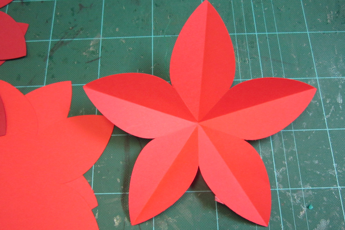 壁面飾り クリスマス ポインセチア工作ネタ ポインセチアのクリスマスツリー Poinsettia ChristmasTree 型紙あり12月壁面飾り高齢者レク・デイ保育知育DIY craft精神科創作OT