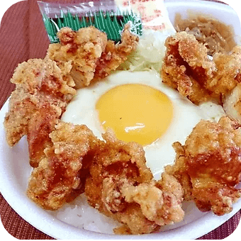 しょうがやき弁当大きいお肉がどどーんと2枚も🫰 食べ応えばっちりでお肉も柔らかくぺろりです😊 日の丸亭大町店では ご飯の普通盛りが300g少なめが200g 大盛りが400g となっております！！ ご飯の量が多いなと思う方は少なめをオススメします🙌🙌 日の丸亭 大町店