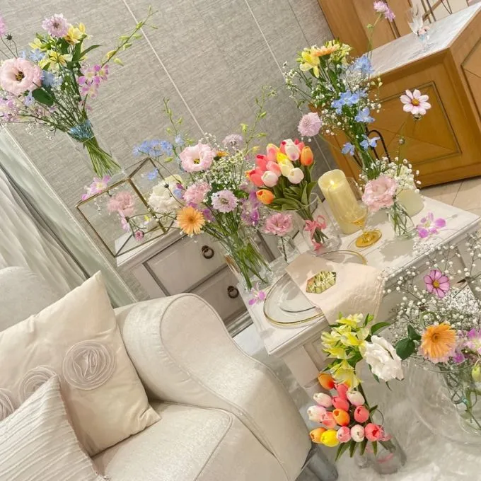 桜のテーブル装花。⁣ 結婚式での桜は意外と期間が長く使ええます。⁣ 時々によりピンクの色目が変わっていきます。⁣ ⁣ ⁣ブライダル大阪市中央公会堂全国のプレ花嫁さんと繋がりたい中之島公会堂レトロ建築プレ花嫁日本中の花嫁さんと繋がりたい