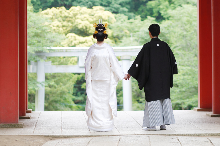 2人だけの神前式はメリットがいっぱい！費用相場やおすすめ神社3選和婚のいろは神社・仏閣での結婚式・フォトウェディング専門メディア