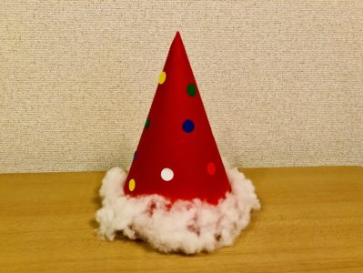 製作まとめ？ 12月三角帽子 1歳児クリスマス会で被る三角帽子の製作！きんぎょがにげたがブームだったのでクリスマスバージョンにして子どもたちがシールを貼ったり両面テープをはがしたりと作りました！ 2月節分 1歳児お面や頭に被り物を作る時のバンドを作り好きなスズランテープの色を選びました！ スズランテープは自分たちで裂きました。鬼の角はクレヨンで線を描きました☺️