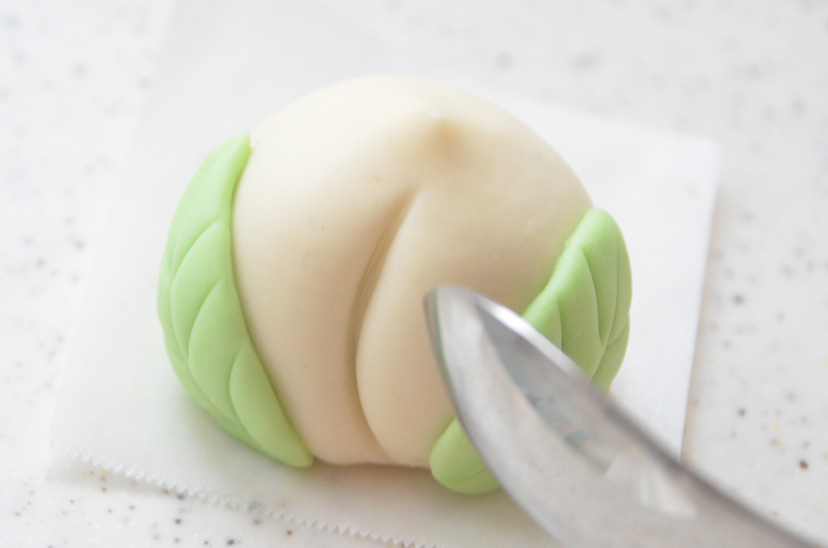 桃饅頭。中国では桃は縁起が良いとされていて、お祝いの時に食べるそう。「寿包」とか「寿桃」と言われている。形も色も可愛いのでちょっとハッピーな気分になりますね。味の手帖 味の手帖1月号 1月号 新年号 年明け 連載中 寄稿中 桃饅頭 寿桃 寿包 桃色 ミロコマチコ