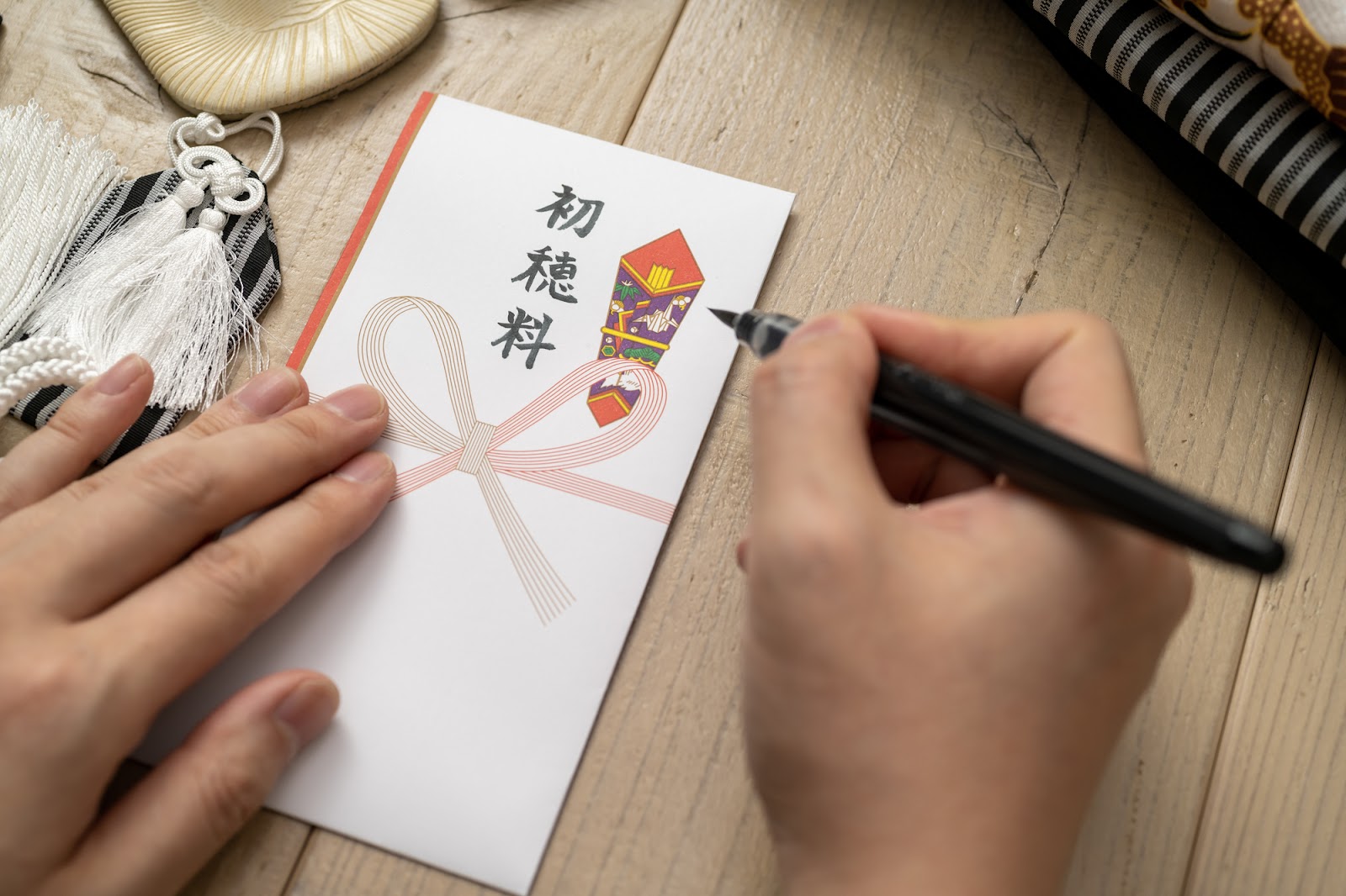 母の日に使えるカーネーションの描き方🌷*。 簡単な描き方〜少し難しいカーネーションの描き方をまとめてみました♪そのまま使えるフリーアイコン、色を塗るだけで使えるぬりえ、練習できるなぞり書きシートをご用意しました🐶💗 スクショ保存や印刷をしてご利用ください