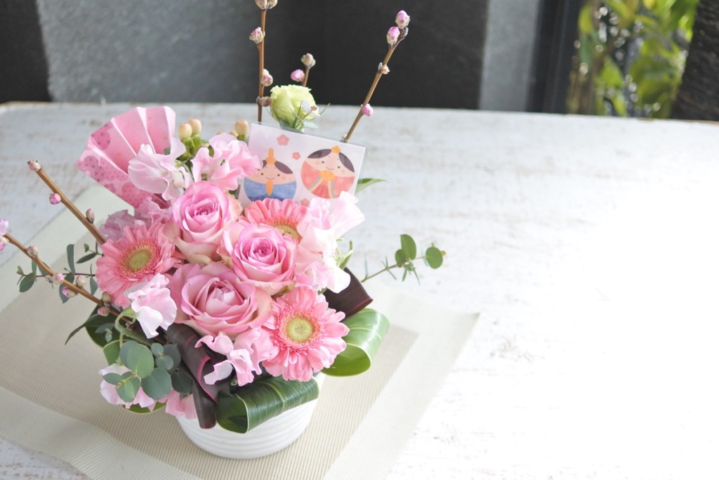 フラワーアレンジメント・雛うさぎ 和風アレンジ ひな祭り 花 プリザーブドフラワー アートフラワー 初節句 プレゼント 桃の節句 かわいい オシャレうさぎ 兎 お雛様 -アトリエ パレット - プレゼント＆ギフトのギフトモール