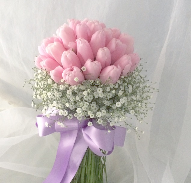 bfc4047 淡いピンクのチューリップとカスミ草のクラッチブーケ - 結婚式 ブーケ・ウエディングブーケ・ブライダルブーケ・アートフラワーブーケ造花 は、アトリエミント 大阪