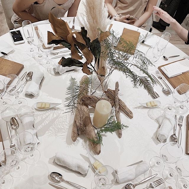 クリスマスシーズンにはメインツリー前でのショットも人気のフォトスポットに。 @hatsuko_endo @youkaen_westintokyo@antsweddingウェスティンホテル東京 ウェスティン花嫁 ホテルウェディング ホテル婚花嫁クラシカルウェディング 2025冬婚2025春婚 結婚式演出