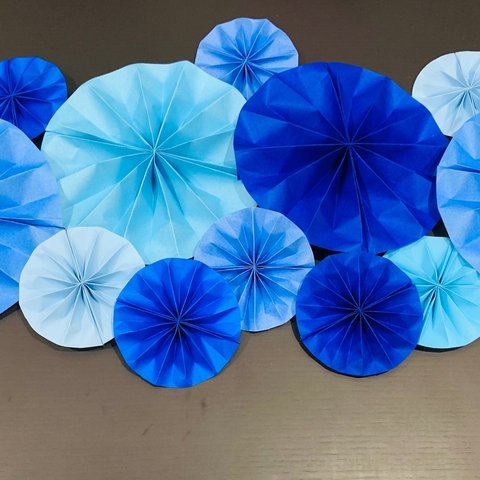 ペーパーファン 飾り 飾りつけ 飾り付け お祝い 誕生日 バースデー パーティー お正月 結婚式 装飾 お花 花 お花紙 花紙 立体 ポンポン 紙扇丸扇 5色 黄 赤 青 緑 紫 14点 セット華やか 派手 かわいい 可愛い 綺麗 送料無料の通販はau