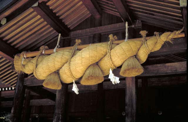 しめ縄の由来は？神話や語源、蛇との関係、しめ飾りの由来も解説 - 株式会社 折橋商店