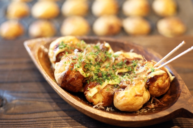 お祭りの屋台めし人気ランキング、たこ焼きVS焼きそば、1位は さぁ、どっちだ