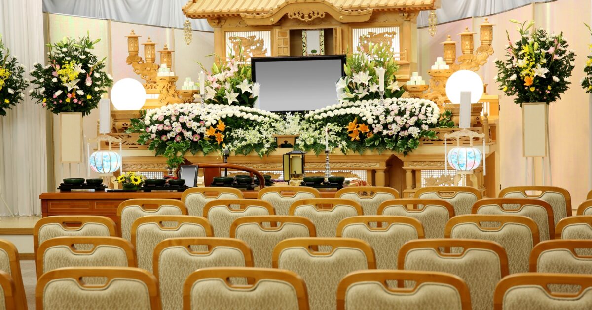 お彼岸・お盆のお墓参りに、法事法要や仏壇にお供えするお花として。国産の白い菊の花20本の切花