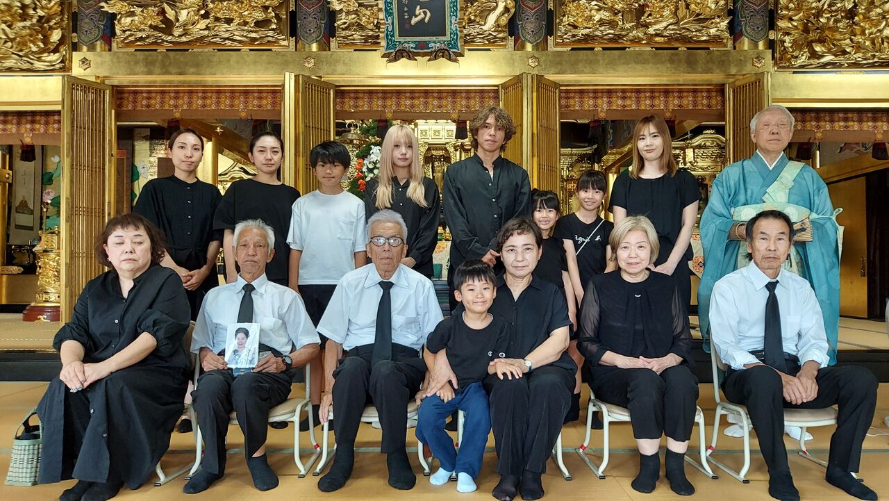 初盆の服装は？基本のマナーや家族だけの場合の服装などシーン別に紹介