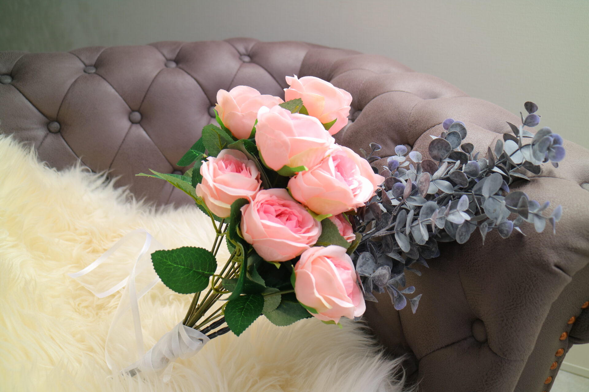 たくさんの菊を使用した花祭壇 – 中野区の葬儀は中野区の葬儀社、あすなろ葬祭