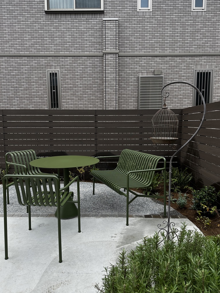 ひと夏の思い出にひと夏の思い出にご自宅のお庭でガーデンパーティーはいかがですか？ ご家族の記念日に お誕生日やお祝いに ご友人とのお食事に 自宅の お庭なら安心して最高にリラックスしてお食事を楽しんでいただけます。 屋外家具をお持ちでない方は家具のレンタル