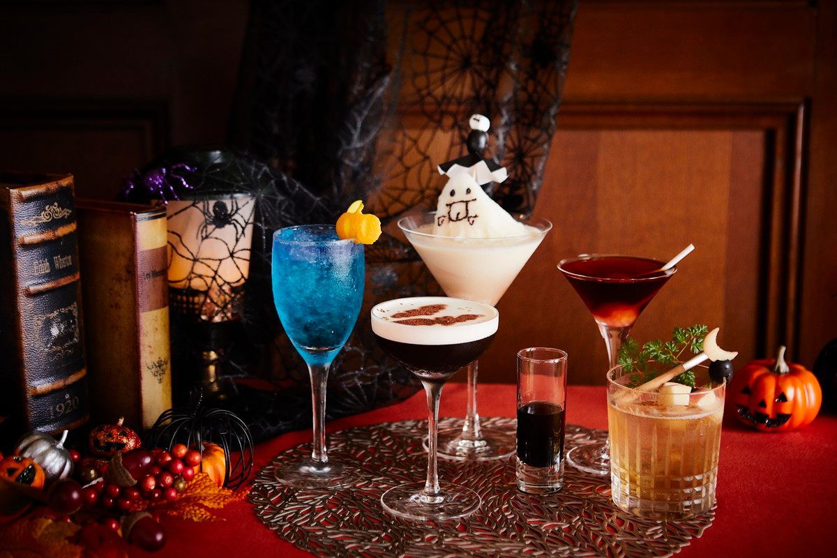 ホテルで楽しむ粋なハロウィン” をテーマに、「ハロウィンフェア」を開催いたします🎃 メインバー ロイヤルスコッツならびに、ロビーラウンジフォンテーヌでは、怪しげな雰囲気が漂うバーテンダーの遊び心あふれるカクテルをご用意いたします。 ⁡ 左から ☆「Spooky