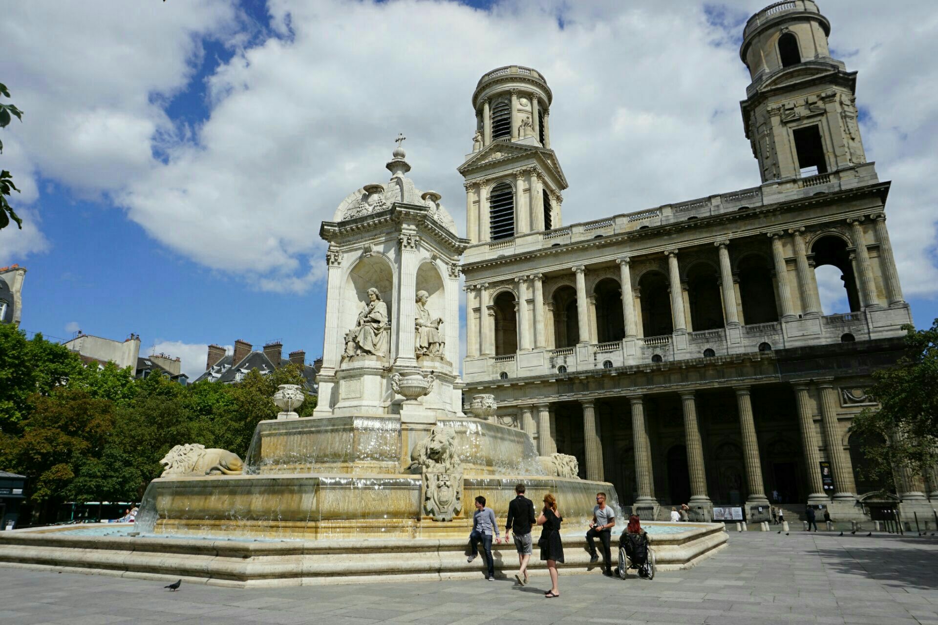 ダヴィンチコードで有名になったが、実は歴史が古くて、壮大なサンシュルピス教会パリ旅行のシニアなヒント