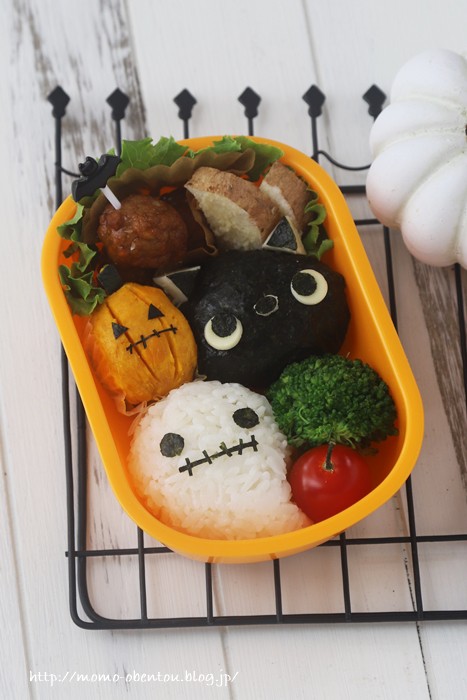 ポケモンとハロウィンのモザイク弁当！プチトマトとうずらでモンスターボールの作り方