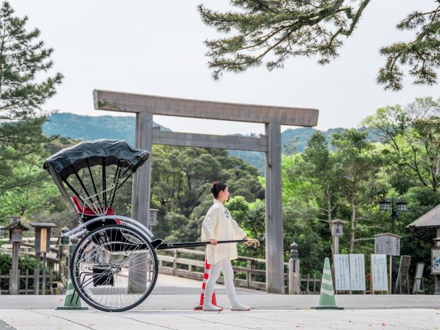 大祓 おおはらい令和7年6月30日 月 午後4時 6月の大祓は「夏越の祓」とも言われ、古くから12月の大祓と共に全国の神社でも行われています。神宮 では内宮第一鳥居内祓所で大宮司以下の神職・楽師を祓い清めて、また神宮司庁等ですべての神宮の職員を祓い清めました