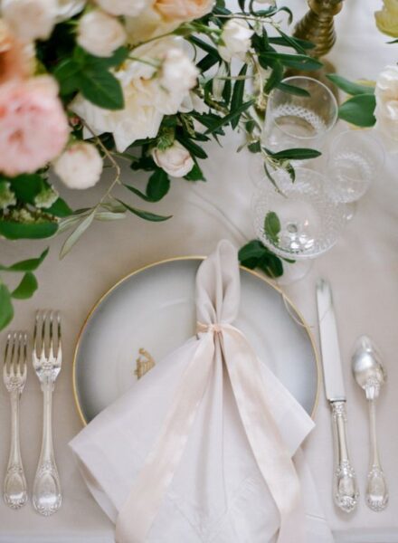 厳選された色と折りが魅力！！ナプキン「プレーンチーフ」ブライダルスタッフノートペガサスキャンドル株式会社 ブライダル事業