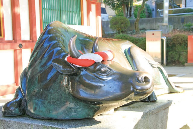 天満宮に牛の像があるのはなぜ？触るとどんなご利益があるの