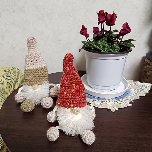 ガーデンシクラメンを使ったクリスマスのアレンジメント食べるプラス