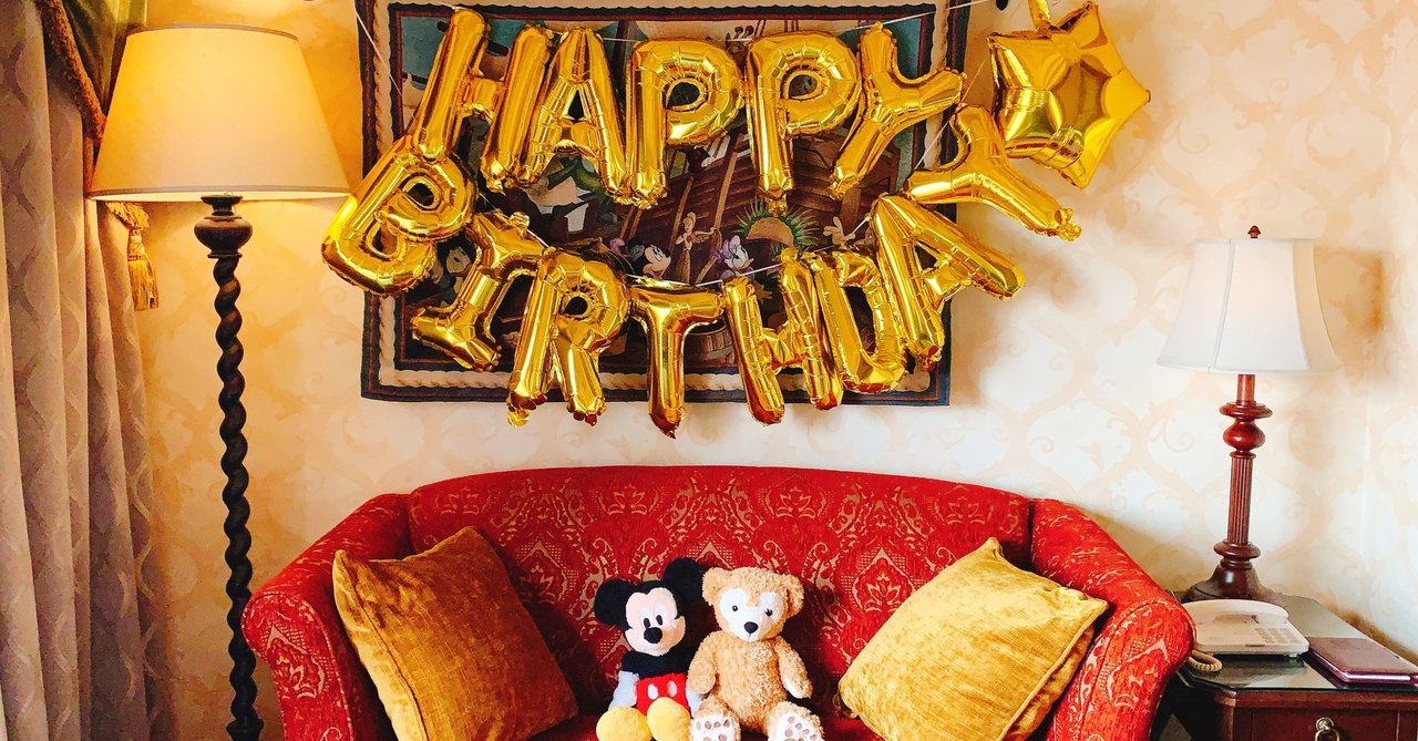 お誕生日サプライズ！ ホテルのお部屋にバルーンデコレーション💖 彼女さまから彼氏さまに向けたサプライズプレゼントです。お2人がディナーで外出中にこっそり飾り付け🎀お部屋から見える東京タワーがとっても綺麗でロマンチックです！ ブルーのグラデーションで大人っ