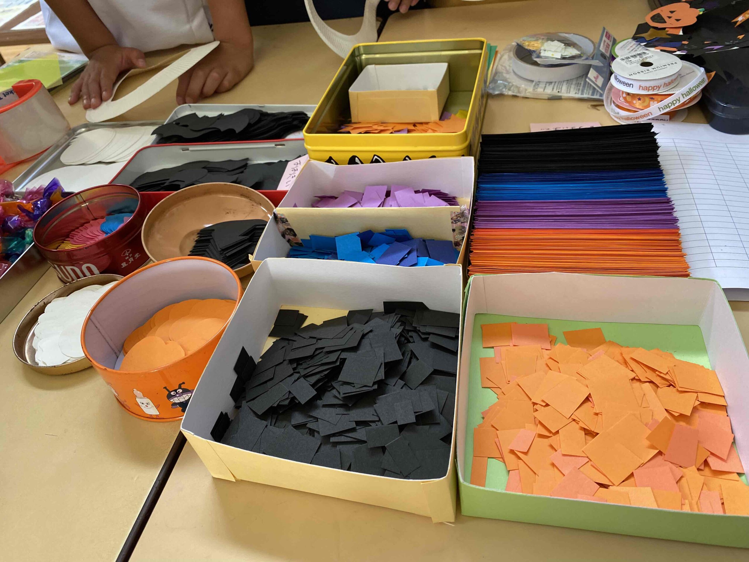 ハロウィン製作🎃②ハロウィン製作 10月製作 保育園製作 幼稚園製作 製作活動 製作遊び 保育製作 幼児製作 リース 作り 糸通し 折り紙 折り紙遊び 折り紙リース 折り紙製作 3歳児製作 4歳児製作 5歳児製作 保育士 保育士さんと繋がりたい 保育実習 幼稚園実習