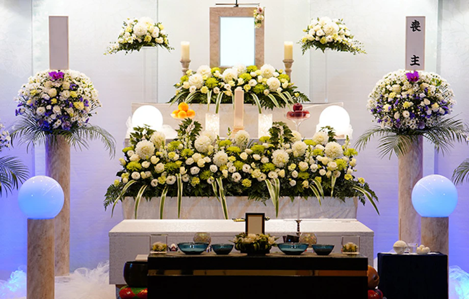 後飾りの供花はどのタイミングでどんな花を贈ればいい？：知って得する！？お花や観葉植物を贈る時の役立つアレコレ情報 - ビジネスフラワ