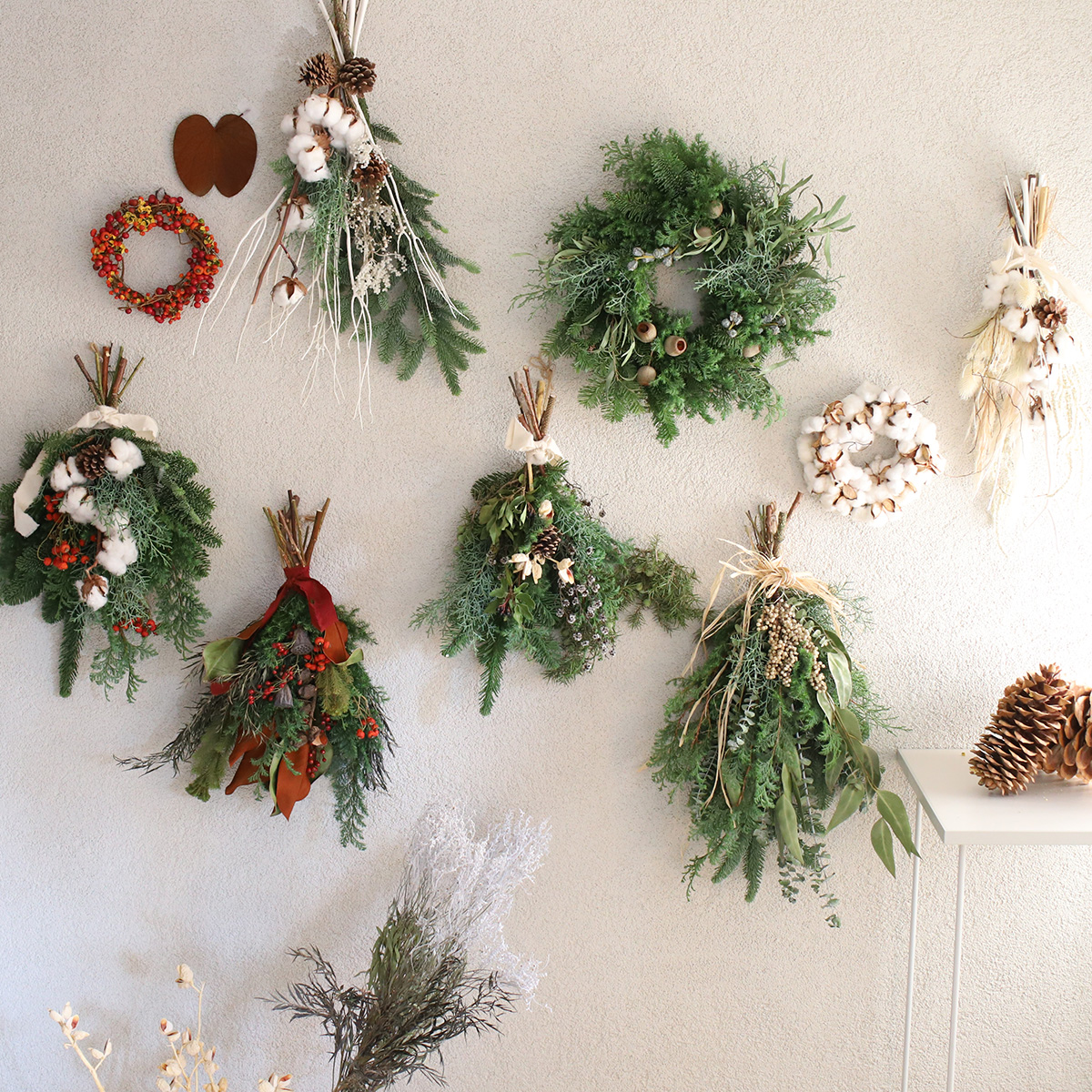 100均造花 クリスマスリースの作り方 ダイソー商品で簡単おしゃれにクリスマスデコレーションを手作りDIY - YouTube