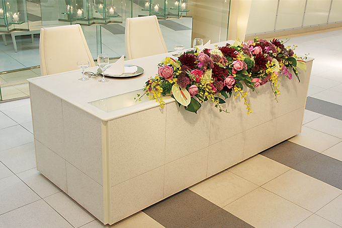 最近のメインテーブル事情 メインテーブルフラワーは＼アシンメトリー が今ドキ！？「Strawberry」