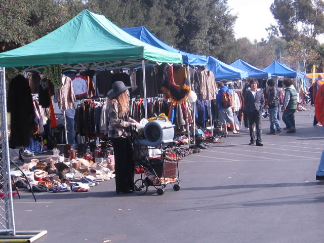 ロサンゼルス観光ブログ : カリフォルニア最大 「ROSE BOWL」 フリーマーケット