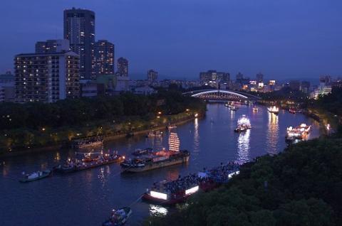天神祭 特別観覧席入場券 5月31日 水 一般販売開始4年ぶりに陸渡御、船渡御、奉納花火 を完全実施新たな2会場を加え4会場に特別観覧席を開設ニュースルームJTBグループサイト
