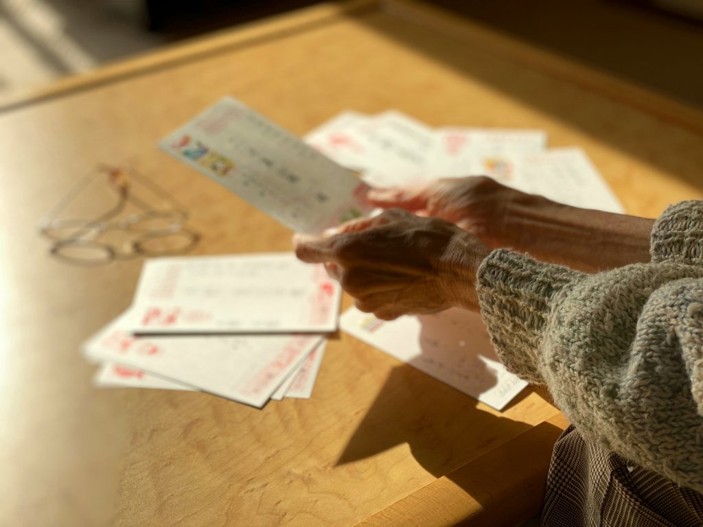 文例あり 喪中はがきのマナーと最新事情「いつ？誰に？切手は？」を解決ブログフォトブック・フォトアルバム TOLOT