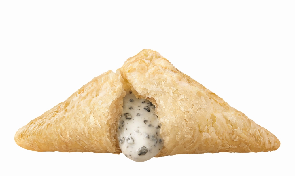 秋の味覚を使ったザクザク・サクサク食感のあったかスイーツ！マクドナルド「三角チョコパイ おいもとキャラメル」