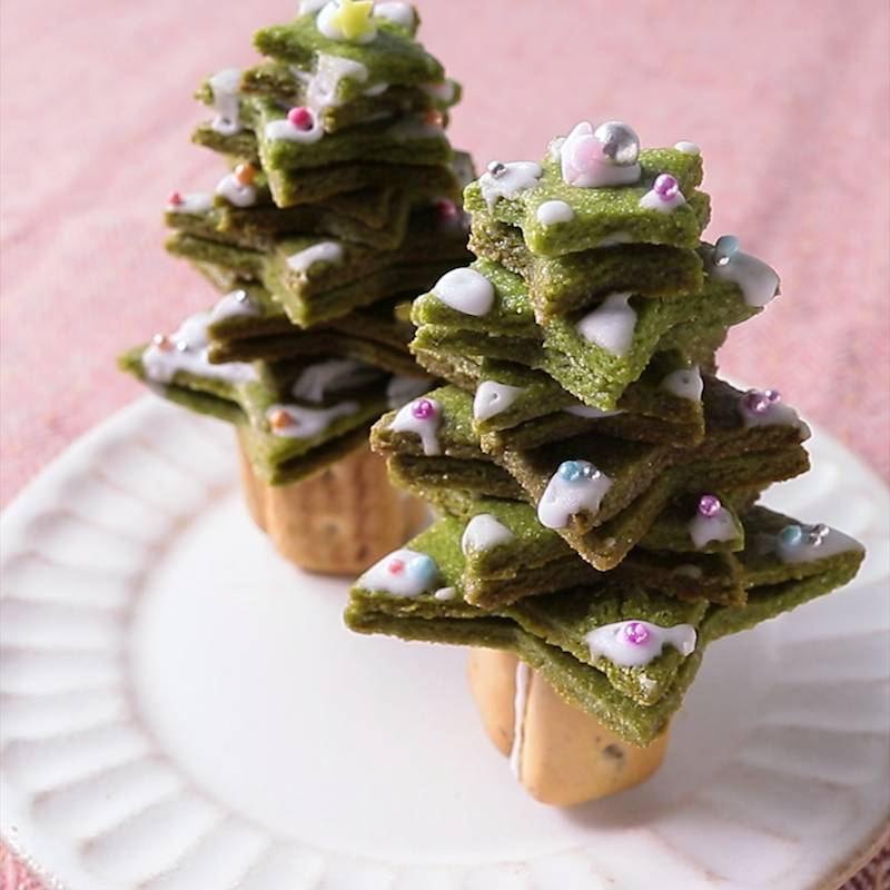 🎄冬季限定商品② クリスマスツリークッキー🎄 クリスマスツリーの形をしたアイシングクッキーです🍪クルミやナッツ、アラザンなどで可愛く飾り付けをして仕上げました☺️