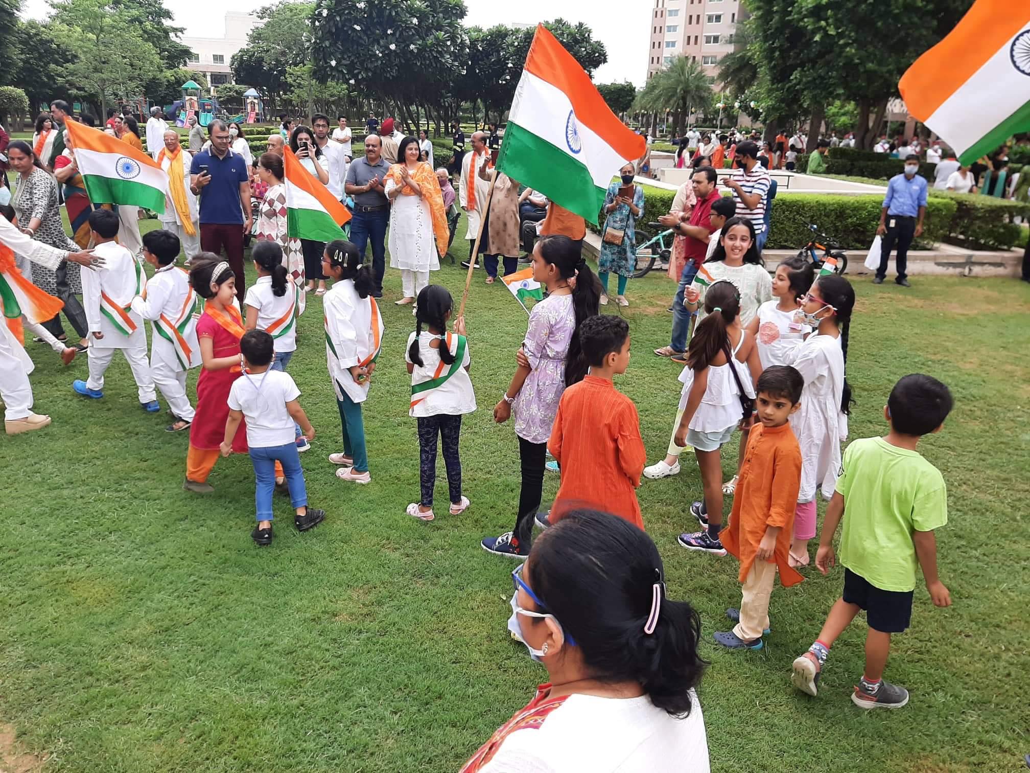 花火と旗でのインドの独立記念日のお祝い 背景 フリー素材JPG無料ダウンロード - Pikbest