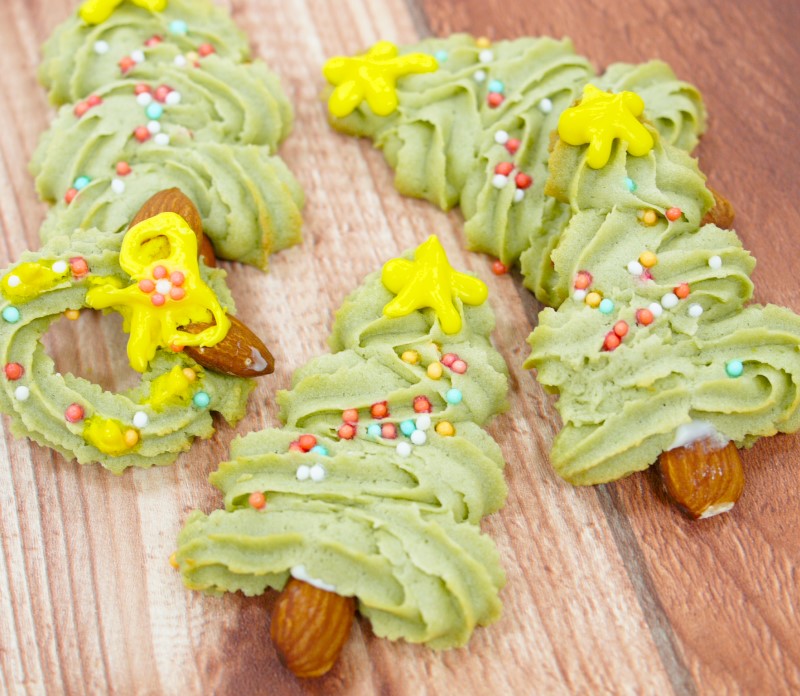 クッキーで作るクリスマスツリーノリノリ