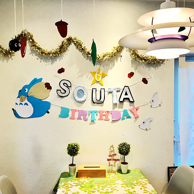 バースデー飾りと テーブルコーディネート🍽✨✨ ・ ・ ・お誕生日飾り付け誕生日飾り付け誕生日パーティーお誕生日会ホームパーティー飾り付けモノトーンバースデーバースデーパーティー5歳5歳誕生日5歳の誕生日5歳男の子年中さん100均