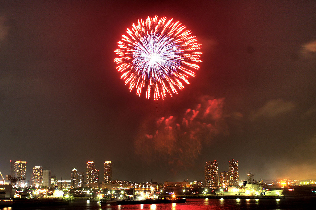 花火 山下公園から大桟橋越しに、なかなか綺麗に見えました！横浜