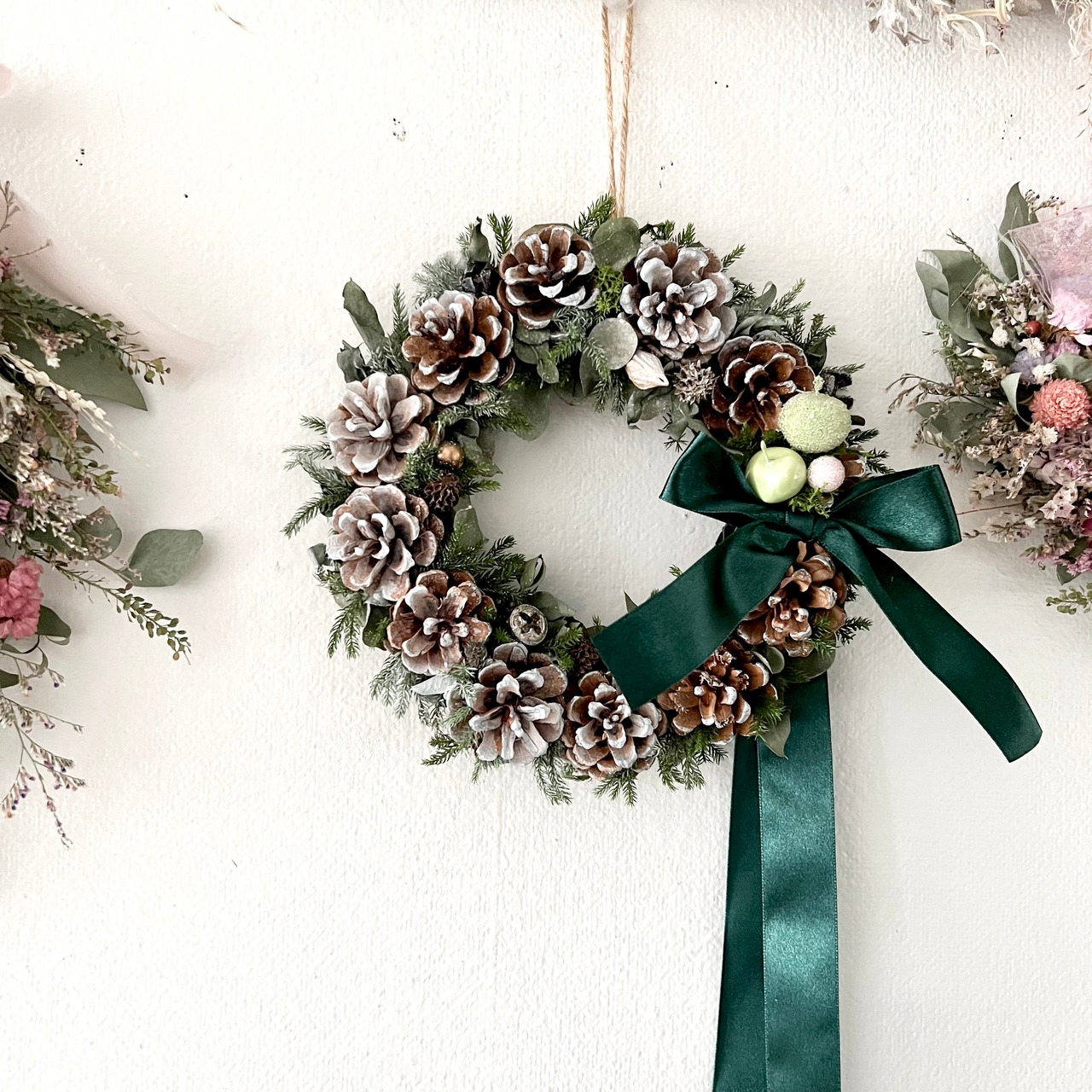 クリスマスリース 2023 ドア飾り 玄関 大きめ Lサイズ お洒落 北欧 松ぼっくり 可愛い ナッツ