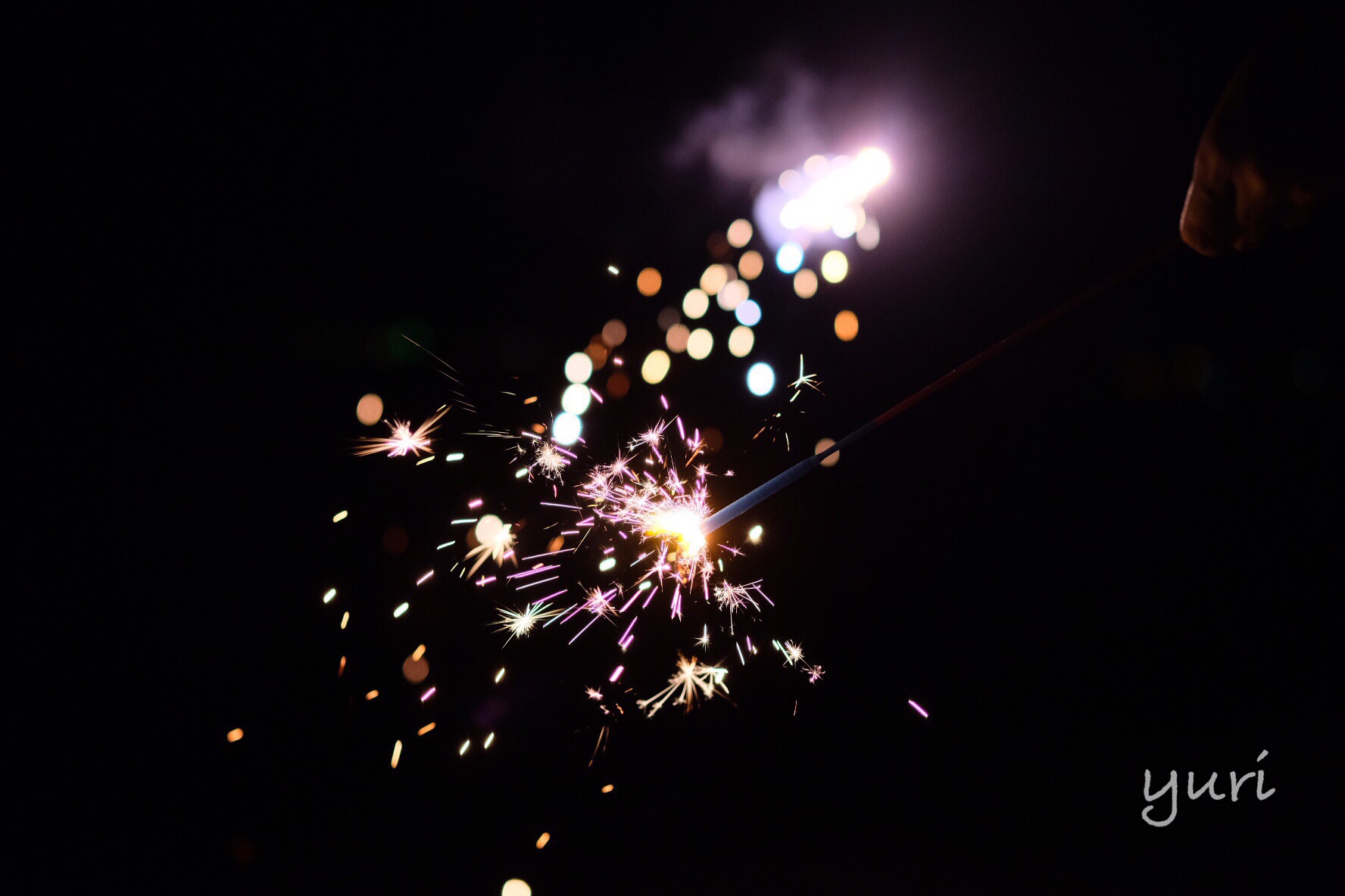 iPhoneで手持ち花火をきれいに撮るコツは？「ナイトモード」や「Live Photos」を使った撮影方法4つ - isuta イスタ-私の“好き”にウソをつかない