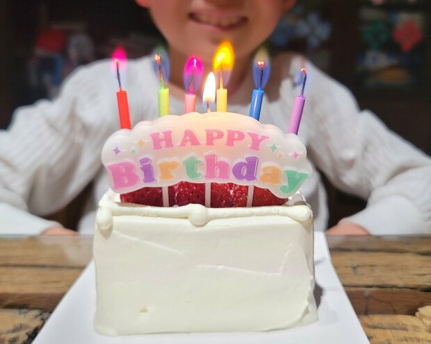 ダイソー購入品ダイソーで発見ろうそくロウソク綺麗お誕生日お誕生日おめでとうレインボーカラー炎